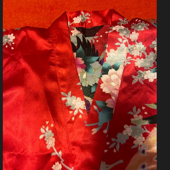 Red with birds and flowers shiny satin kimono like robe NWOT - Picture 5 of 12